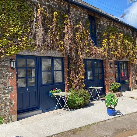 The Ivy Barn Holbeton Hotel Bagian luar foto