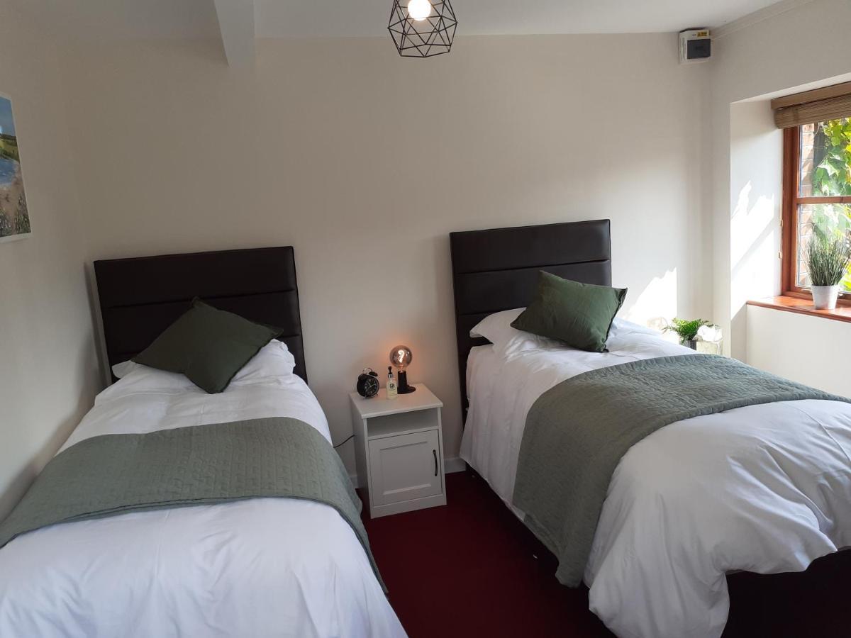 The Ivy Barn Holbeton Hotel Bagian luar foto
