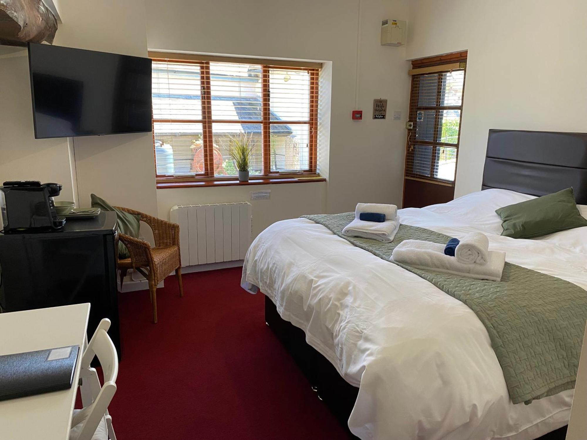 The Ivy Barn Holbeton Hotel Bagian luar foto