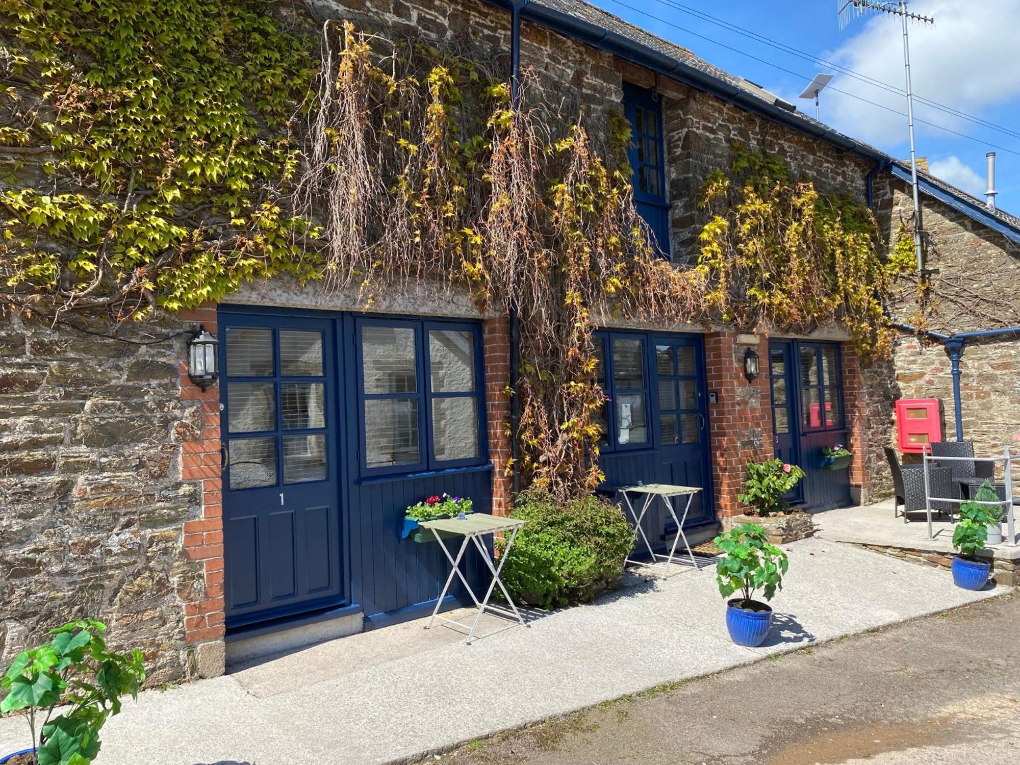 The Ivy Barn Holbeton Hotel Bagian luar foto
